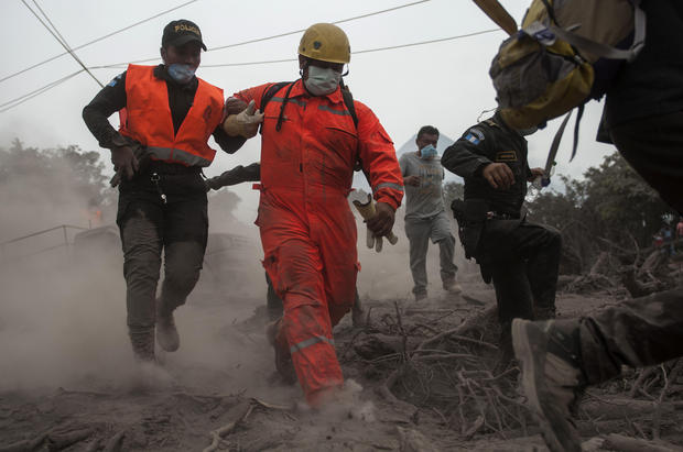 Firefighters and police are forced to evacuate a search and rescue effort as the Volcan de Fuego