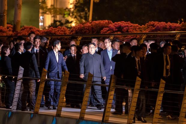 TOPSHOT - North Korean leader Kim Jong-Un (C) walks on the Jubilee bridge during a tour in Singapore on June 11