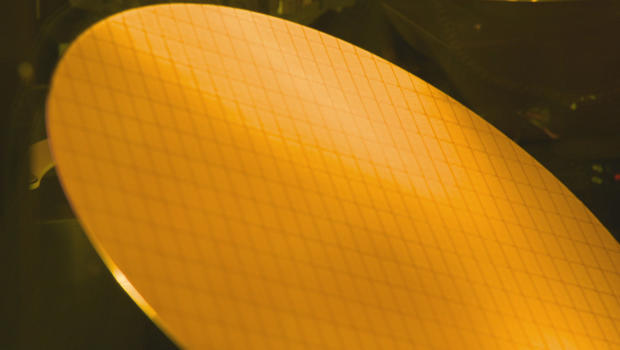 intel-disc-of-silicon-chips-620.jpg 