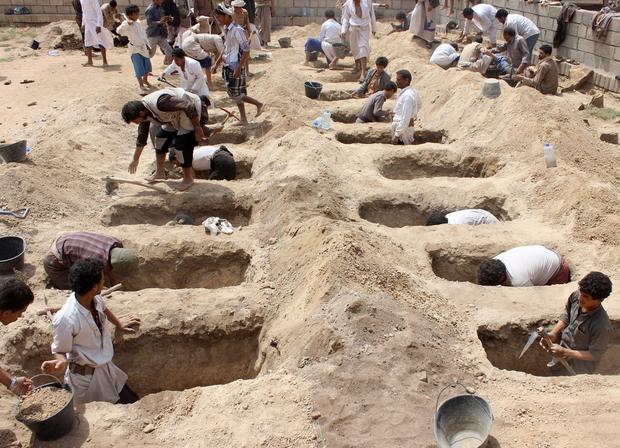 Yemenis dig graves for children
