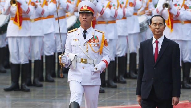 Vietnam's President Tran Dai Quang (R) reviews the guard of honour during a ceremony at the Presidential Palace in Hanoi