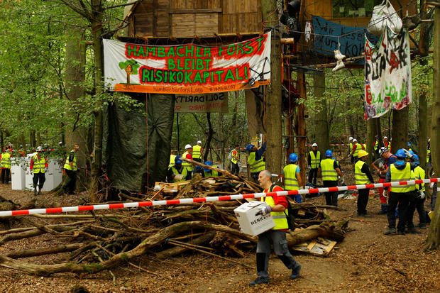 Police and workers clear the "Hambacher Forst 