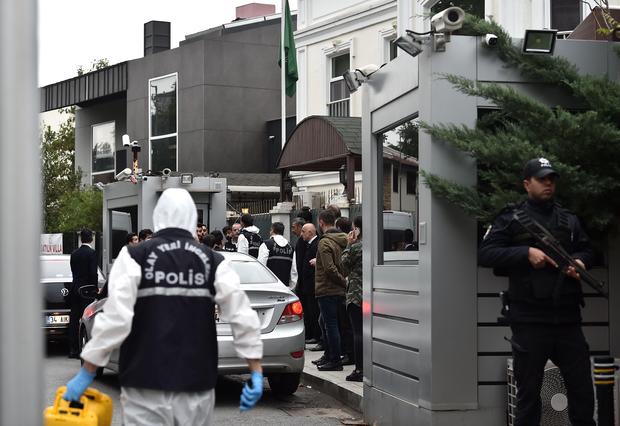 Turkish forensic and investigation officers arrive at the Saudi Arabia's Consul General Mohammad al-Otaibi on October 17