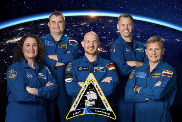 iss57-crew.jpg 