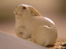 edmund-de-waal-netsuke-hare-with-amber-eyes-promo.jpg 