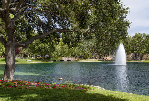 svr-05-jimbartsch-front-ext-lake.jpg 