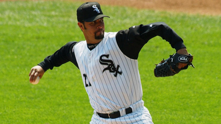 CHICAGO - SEPTEMBER 11:  Pitcher Esteban Loaiza #21 of the Chicago White Sox pitches against the  Minnesota Twins during a game on September 11