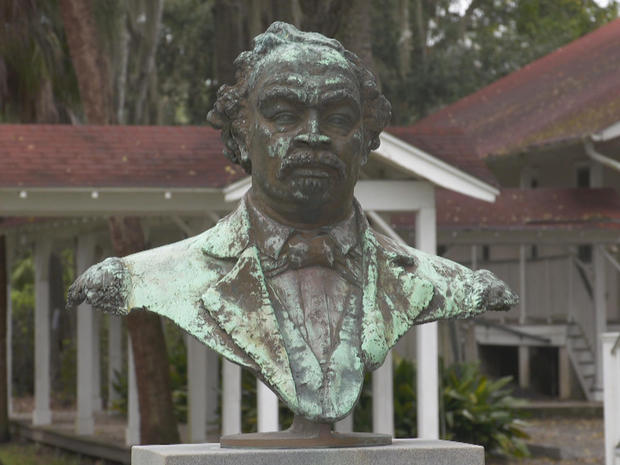 bust-of-robert-smalls.jpg 