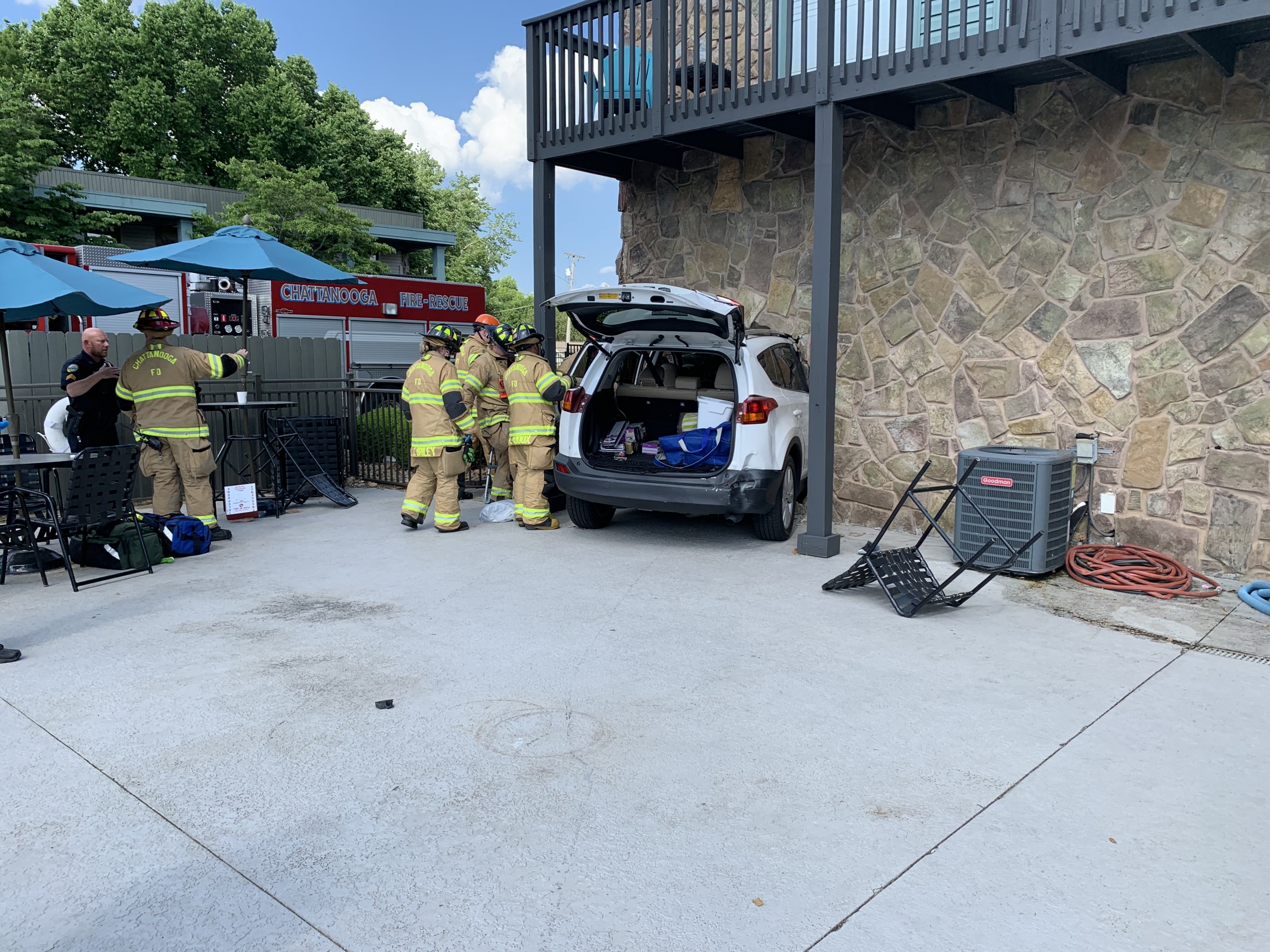 Car crashes into apartment complex at the pool - WDEF