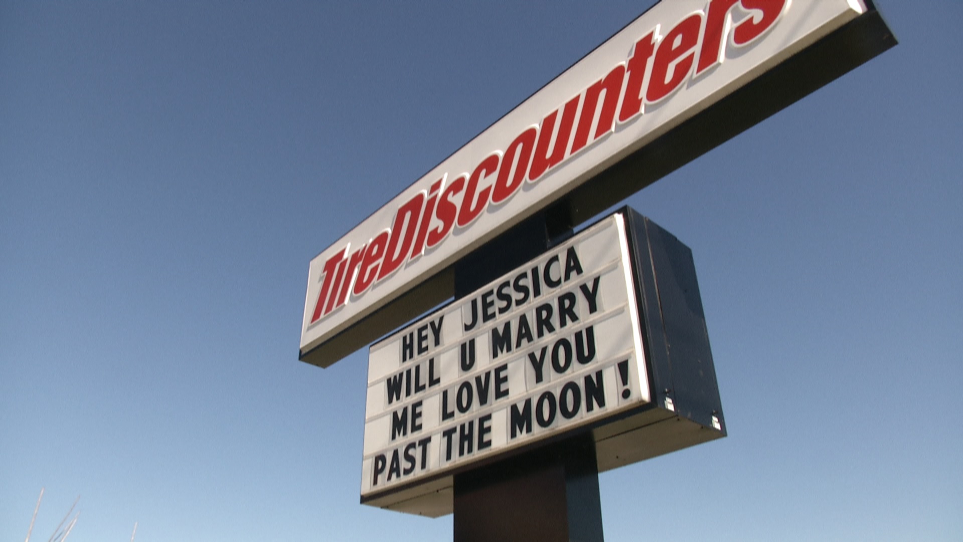 Man uses Fort Oglethorpe tire store sign to propose WDEF