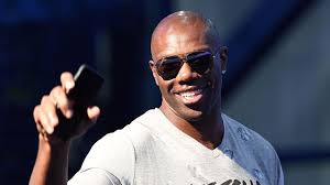 Former NFL star Terrell Owens punches man in CVS parking lot, claims he was  threatened 