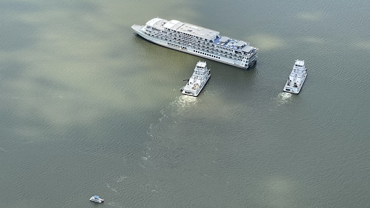 Riverboat Cruise Ship Stuck On Sandbar In Lake Barkley Wdef