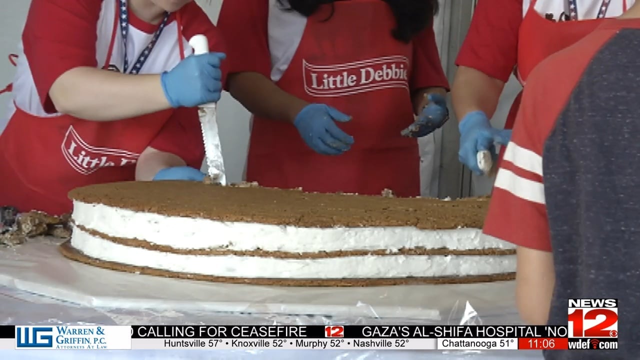 Record-breaking oatmeal cream pie at the Hamilton County Fair