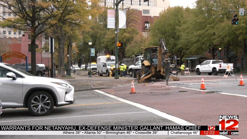 Water Main Break Causes A Downtown Chattanooga Intersection To Close