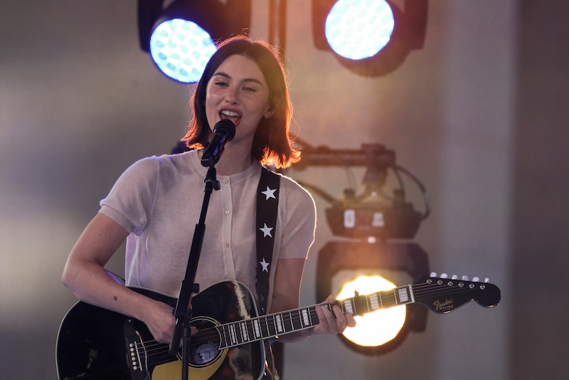 Gracie Abrams Covers 10 Minute Version Of Taylor Swift’s “all Too Well” During L.a. Show