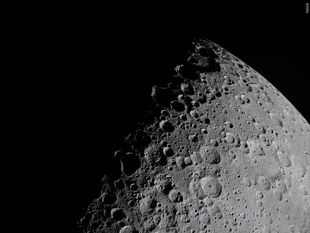 【Moon】 NASA spacecraft discovers a huge new crater on the moon - WDEF