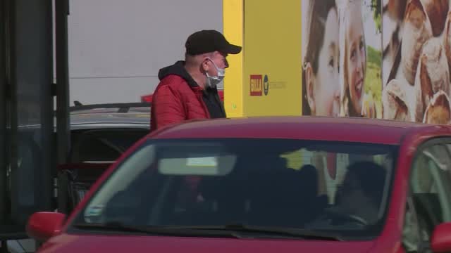 Covid: Debate On Whether People Should Wear Masks