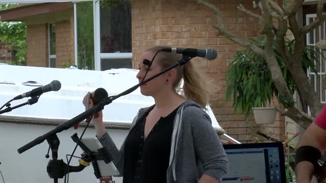Ga: Covid: Couple Hold Concert From Their Front Lawn