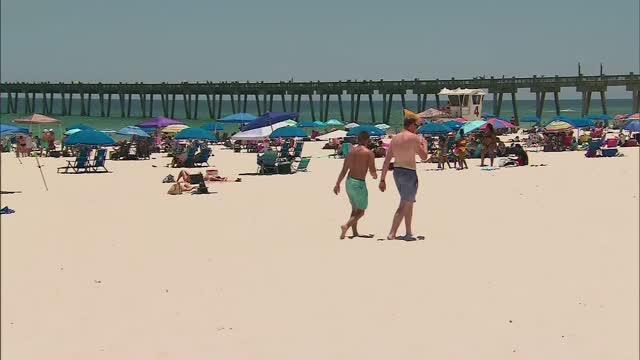 Holiday Crowds Largely Ignore Social Distancing