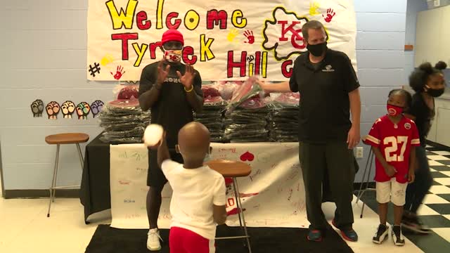 Mo: Chiefs' Tyreek Hill Surprises Kids