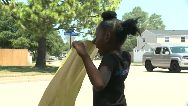 Lemonade Stand Raises Money For Single Moms