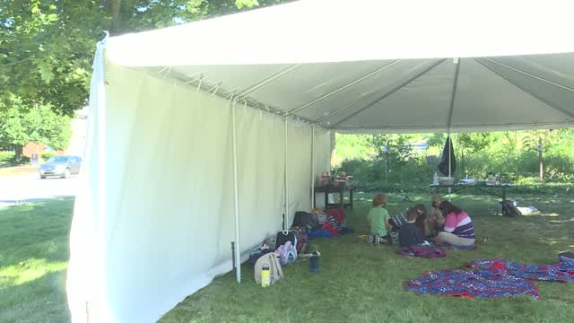 In: Covid: Schools Turn Tents Into Classrooms