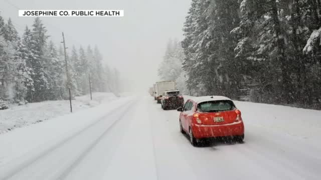 Covid: Workers Vaccinate Stranded Motorists In Snow