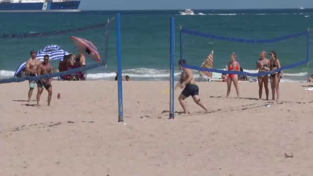 Fl: Spring Breakers Flock To Beaches Despite Covid