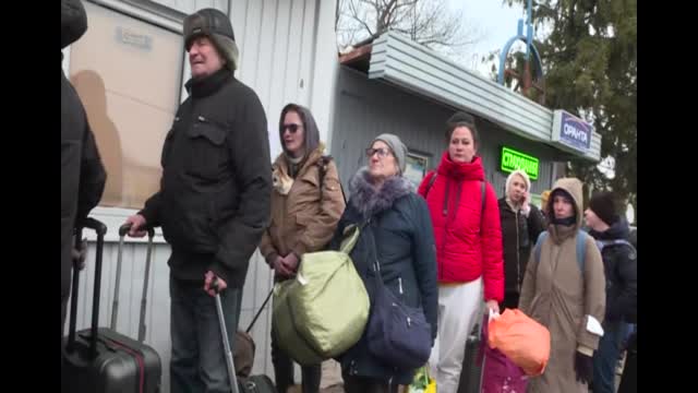 Ukraine: Refugees Wait Hours Even Days To Cross Border