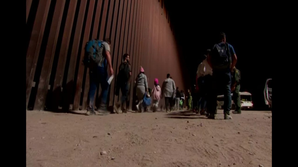 Az: Migrants Continue To Arrive At Border In Mass Migration
