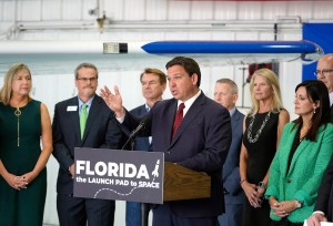 Desantis Gets Standing Ovation From Gop Voters After Flying Migrants To Martha’s Vineyard