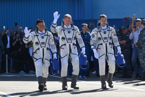 Nasa Astronaut, Russian Cosmonauts Launch To Space