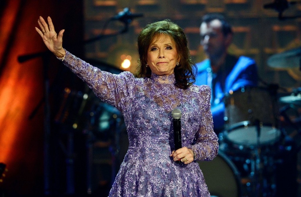 Dolly Parton, Martina Mcbride, And Other Celebrities React To Death Of Country Singer Loretta Lynn