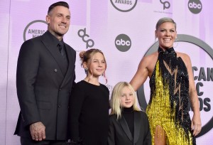 Pink Delivers Moving Tribute To Olivia Newton John At The American Music Awards
