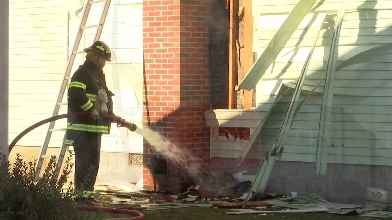Fire fighters and police respond to blaze at home in Snow Hill - 47abc