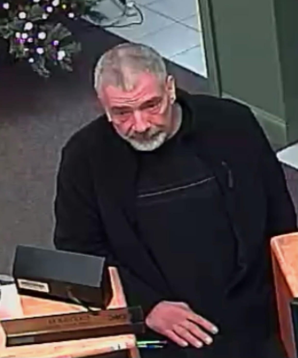 Police asking for help identifying attempted fraud suspect in Queen ...