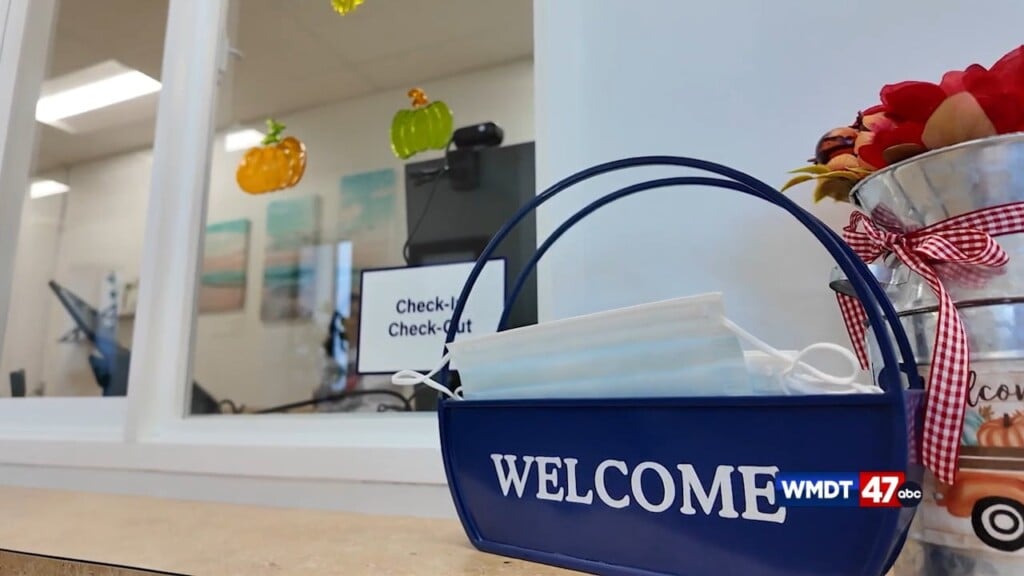 Sailwinds Cuts Ribbon