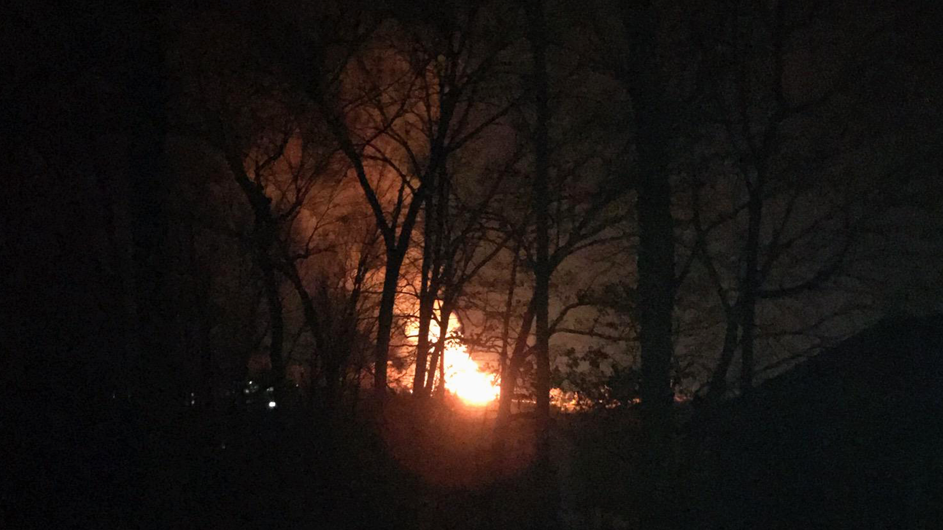 Glasgow barn destroyed by fire; several chickens killed - WNKY News 40 ...
