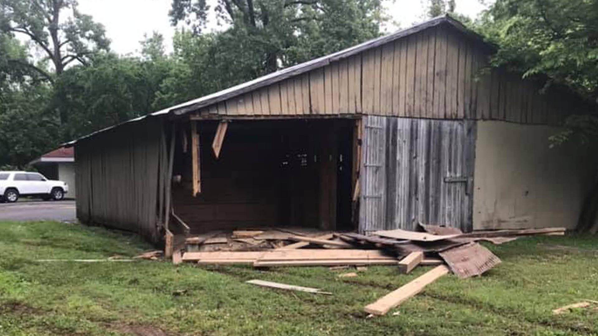 Vehicle crashes into animal hospital building in Scottsville WNKY News 40 Television