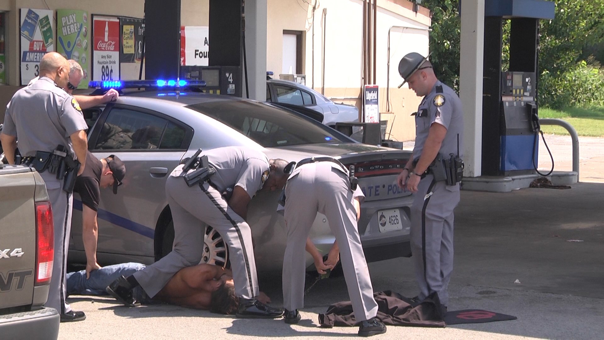 Man Barricades Himself Inside A Convenience Market Stockroom Wnky News 40 Television 