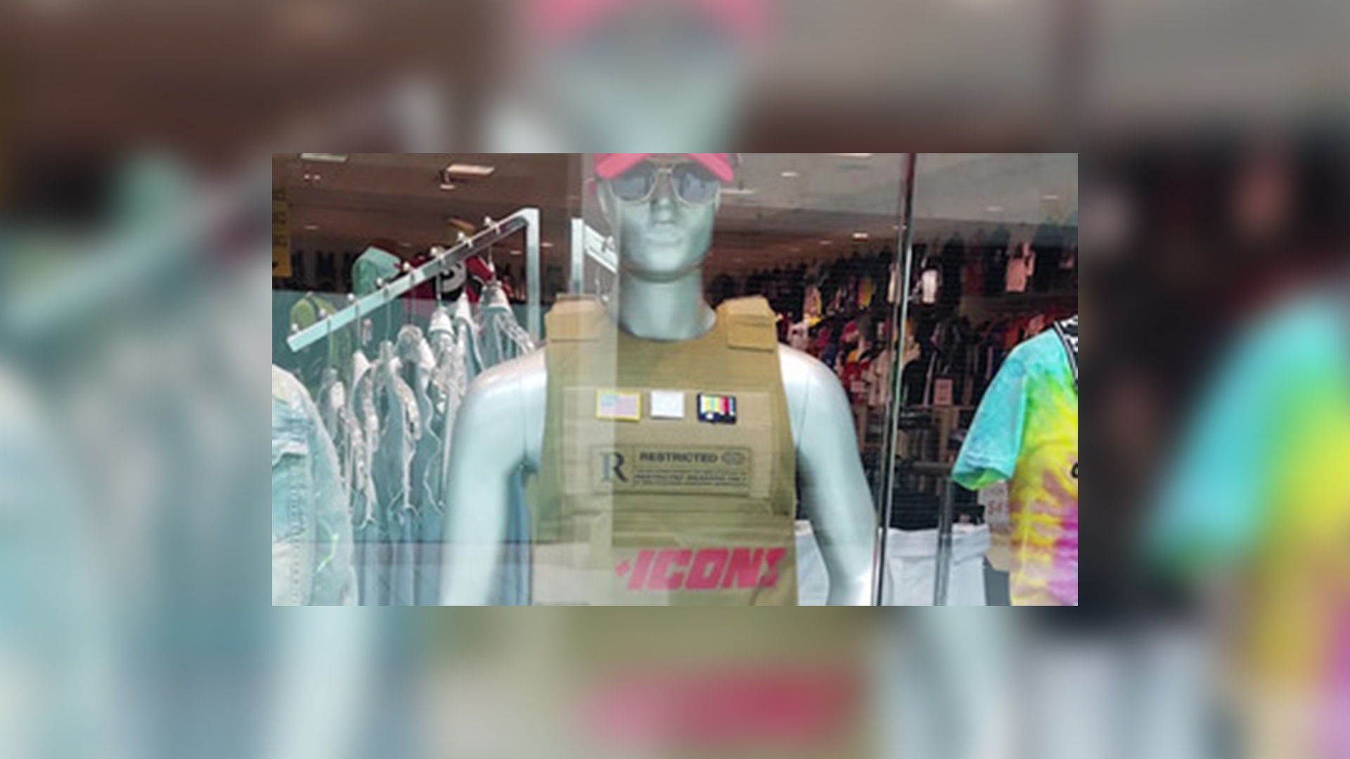 FL Mannequins dressed as assailants angers shopper WNKY News 40 Television