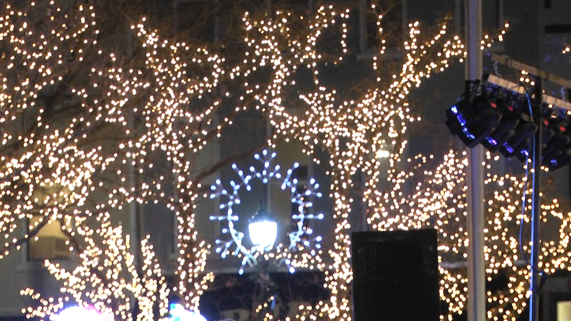 Downtown Bowling Green glows with thousands of holiday lights WNKY