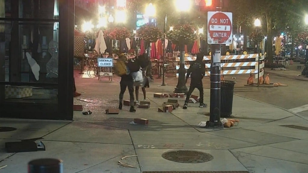 Violent Chicago Looting Ends With 100 Arrests