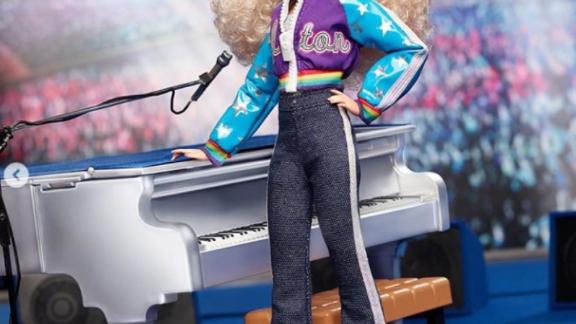 201023141059 Barbie Elton John Muneca Mattel Cantante Aniversario Concierto Show Encuentro Cnn 00000000 Live Video
