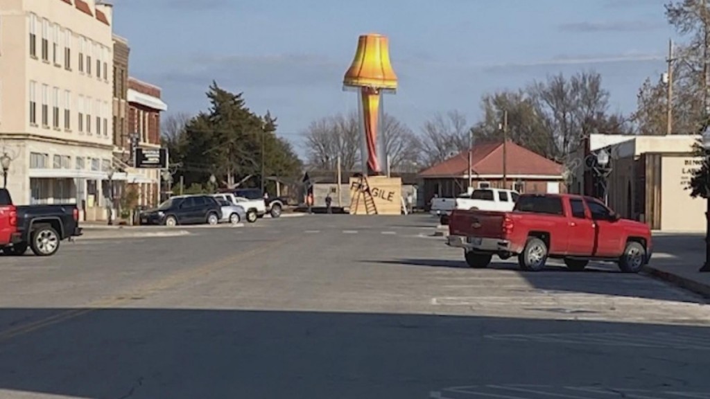 Giant "leg Lamp" Rises Over Oklahoma