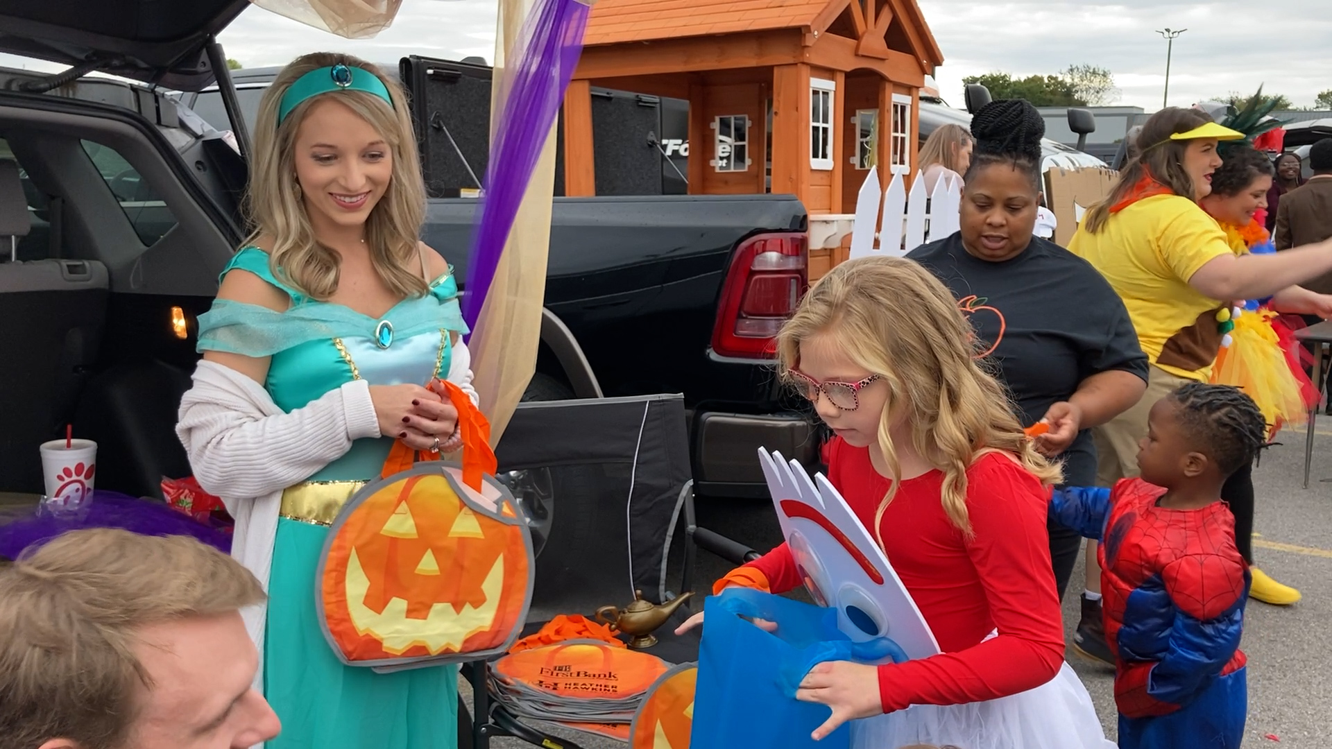 Trunk or Treat brings thousands together WNKY News 40 Television