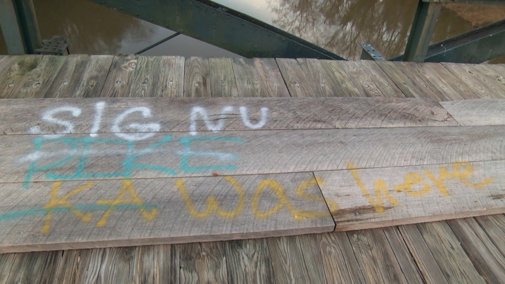 Old Richardsville Bridge Graffiti Garvin Bridge Graffiti Vandalism Meghann Pkg 11222100 00 09 05still001