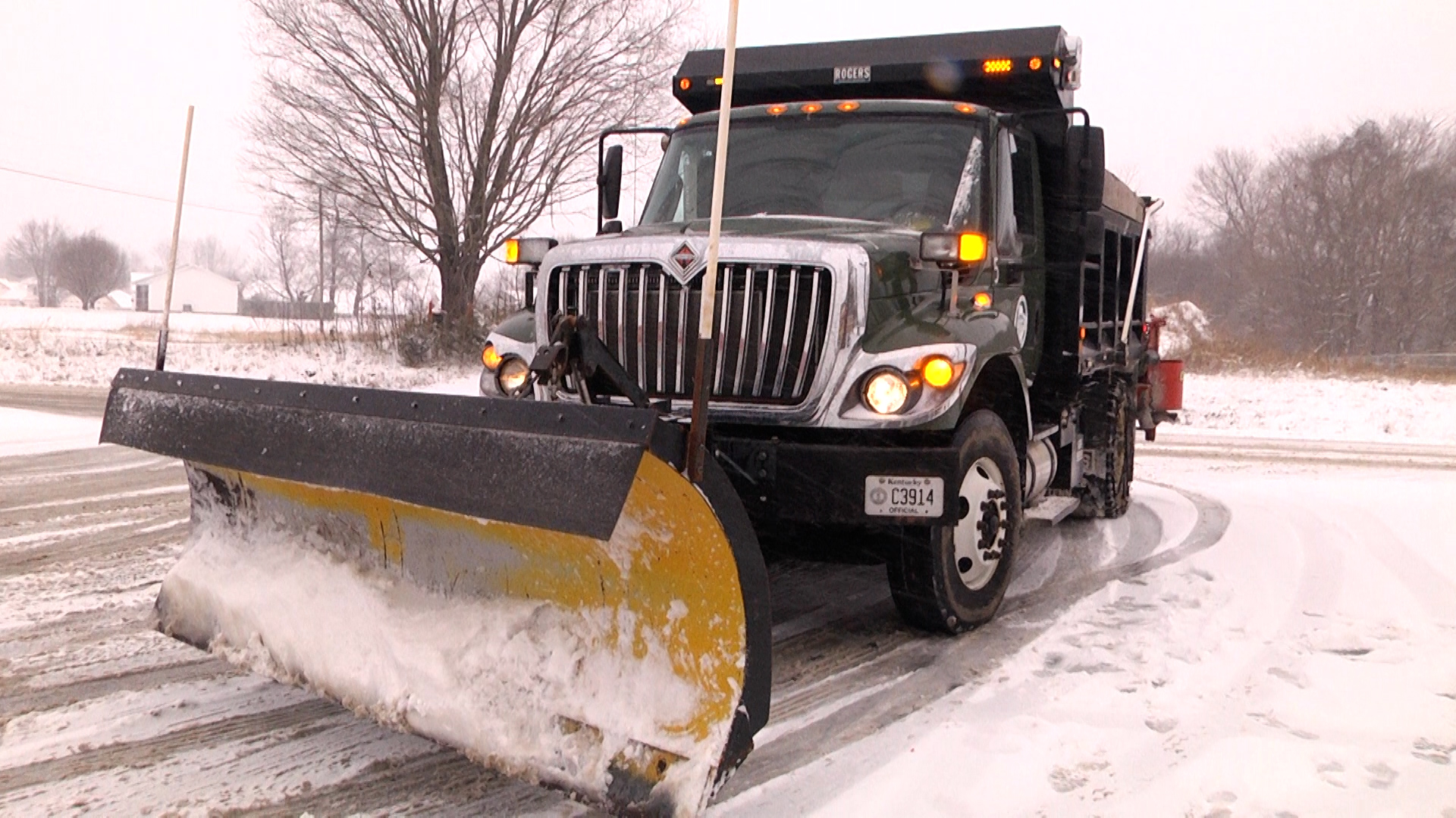 Snow plows are working to clear the snow WNKY News 40 Television