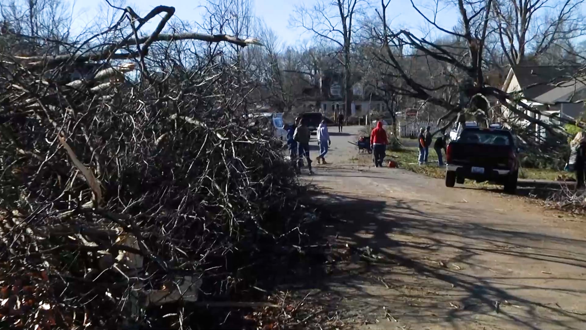 Sunrise Spotlight - Tornado debris pickup - WNKY News 40 Television