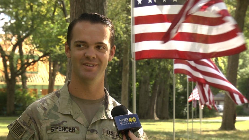 92822 Pkg Soldier Returns Home To Bowling Green From Africa Rotary Flags Meghann00 00 18 08still001